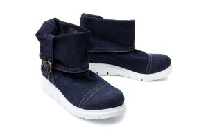 LANQIER 41C258 jeans, botki damskie. Niebieskie botki Lanqier, bez wzorów, z jeansu, bez obcasa, bez zapięcia. Za 134,95 zł.