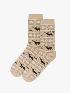 Beżowo-brązowe skarpetki świąteczne unisex w renifery. Brązowe skarpetki Ryłko, z aplikacjami, z bawełny. Za 24,99 zł.