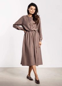 Sukienka rozkloszowana z długim rękawem i paskiem taupe. Sukienki Infinite You, do pracy, l, bez wzorów, biznesowe, bez kołnierzyka, bez ramiączek, koszulowe. Za 349,00 zł.