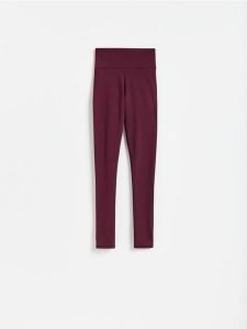 Gładkie legginsy - mahoniowy. Brązowe legginsy Reserved, bez wzorów, z dzianiny. Za 89,99 zł.