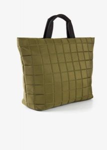 Torba typu shopper z pikowanego materiału. Zielone shopper bag bonprix, bez wzorów, pikowane, bez dodatków. Za 124,99 zł.
