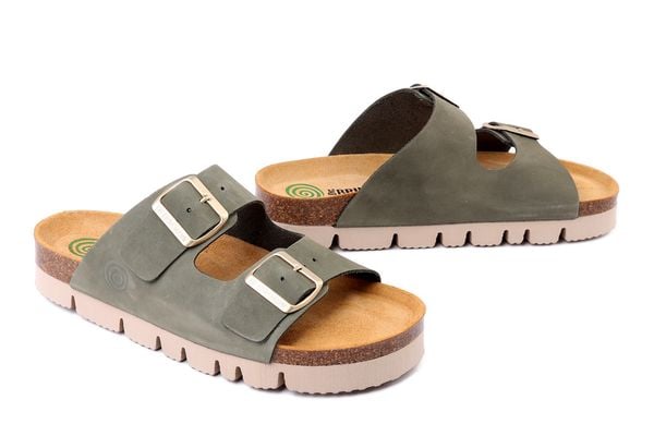 DR. BRINKMANN 700921-07 grun, klapki damskie. Zielone klapki Dr. Brinkmann, bez wzorów, ze skóry, bez obcasa. Za 269,90 zł.