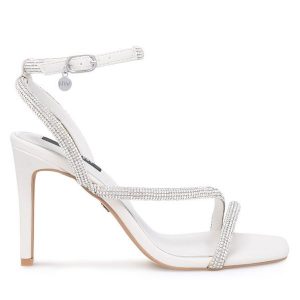 Sandały Nine West. Białe sandały Nine West, bez wzorów, bez obcasa, na szpilce, bez zapięcia. Za 259,99 zł.