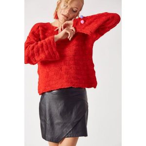 Sweter w kolorze czerwonym. Czerwone długie swetry marki Robin, z okrągłym kołnierzem. W wyprzedaży za 159,95 zł.