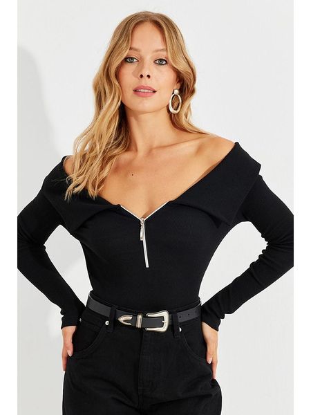 Cool and sexy Koszulka w kolorze czarnym rozmiar: S. Czarne bluzki Cool and sexy, s, bez wzorów, bez kołnierzyka, bez ramiączek. Za 56,66 zł.