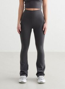 Damskie legginsy rozszerzane wysoki stan squat proof dla niskich Sense szare. Szare legginsy AIM'N, bez wzorów, z elastanu, z podwyższonym stanem, krótkie. Za 339,00 zł.