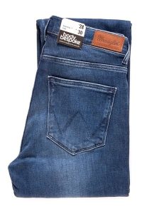 WRANGLER HIGH SLIM SOFT CLOUD W27GRT21R 112128057. Niebieskie spodnie z wysokim stanem Wrangler, bez wzorów, z jeansu, z podwyższonym stanem. W wyprzedaży za 99,99 zł.