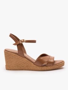 Brązowe sandały na koturnie. Brązowe sandały Ryłko, bez wzorów, ze skóry, z okrągłym noskiem, bez obcasa, na koturnie, bez zapięcia. Za 379,99 zł.