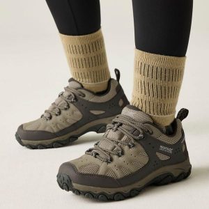 Buty damskie trekkingowe niskie z membraną Edgepoint IV. Brązowe buty trekkingowe Regatta, z syntetyku, bez zapięcia. W wyprzedaży za 296,00 zł.