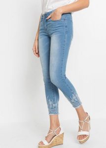 Jeansy o kroju skinny, mid waist, cropped. Niebieskie jeansy bonprix, bez wzorów, z jeansu. Za 169,99 zł.