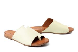 PIAZZA 900000-06 gelb, klapki damskie. Żółte klapki Piazza, bez wzorów, ze skóry, bez obcasa. Za 229,42 zł.