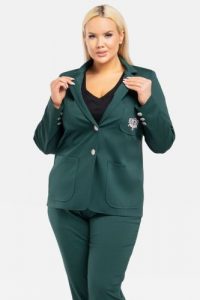 Żakiet WITO elegancki taliowany z ozdobną aplikacją butelkowa zieleń. Zielone marynarki i żakiety KARKO, plus size, z aplikacjami, z dzianiny, biznesowe. Za 159,50 zł.