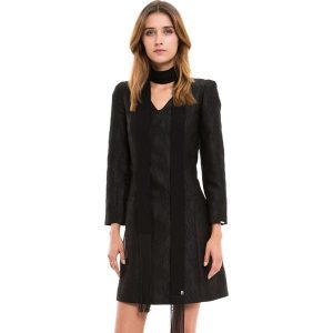 Sukienka w kolorze czarnym. Czarne sukienki marki Simple, s, eleganckie, z dekoltem na plecach, rozkloszowane. W wyprzedaży za 349,95 zł.