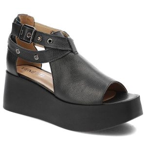 Czarne Sandały Armodo Stylowe Obuwie Damskie. Czarne sandały Armodo, bez wzorów, ze skóry, bez obcasa, na koturnie, bez zapięcia. Za 289,00 zł.