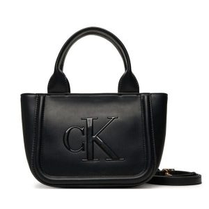 Torebka Calvin Klein. Czarne torebki klasyczne Calvin Klein, bez wzorów, bez dodatków. Za 319,99 zł.