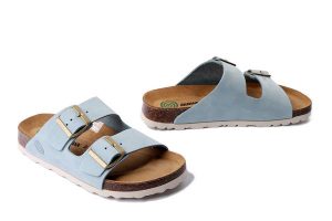 DR. BRINKMANN 700696-55 hellblau, klapki damskie. Niebieskie klapki Dr. Brinkmann, bez wzorów, ze skóry, bez obcasa. Za 284,90 zł.