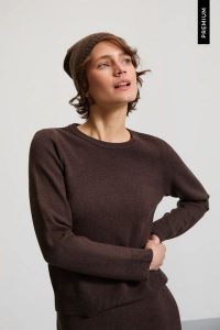 Czapka beanie brązowa. Brązowe czapki MOODO, bez wzorów, z elastanu. Za 49,99 zł.