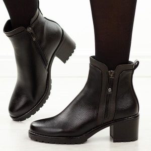 Czarne botki damskie na obcasie Potocki 12681. Czarne botki POTOCKI, na jesień, bez wzorów, z dzianiny, bez obcasa, na obcasie, bez zapięcia. Za 229,00 zł.