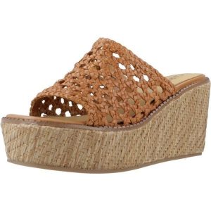 Sandały CARMELA 161483c Brązowy. Brązowe buty trekkingowe Carmela, bez wzorów, ze skóry, bez obcasa, bez zapięcia. Za 287,99 zł.