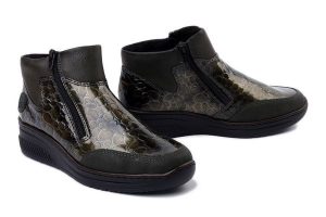 RIEKER 48754-54 green combiantion, botki damskie. Zielone botki Rieker, na zimę, bez wzorów, bez obcasa, na koturnie, bez zapięcia. Za 349,90 zł.