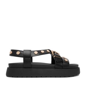 Sandały DeeZee. Czarne sandały DeeZee, bez wzorów, bez obcasa, na płaskiej podeszwie, bez zapięcia. Za 149,99 zł.