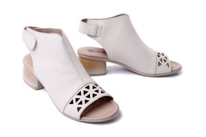 RIEKER REMONTE R8772-60 beige, sandały damskie. Brązowe sandały Rieker Remonte, w ażurowe wzory, bez obcasa, na obcasie, bez zapięcia. Za 251,93 zł.