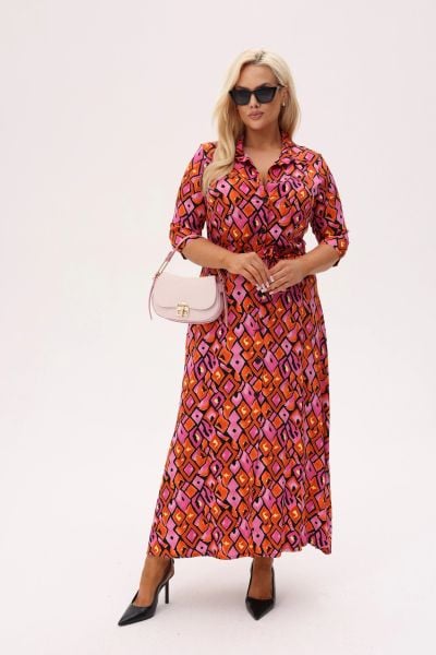 Koszulowa sukienka Lola o długości MAXI z geometrycznym printem w odcieniach różu i pomarańczy PLUS SIZE XXL OVERSIZE JESIEŃ. Czerwone sukienki Moda Size Plus Iwanek, do pracy, na jesień, plus size, bez wzorów, z materiału, biznesowe, bez kołnierzyka, plus size, bez ramiączek, maxi, dopasowane. Za 329,90 zł.