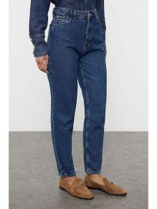 Trendyol Dżinsy - Mom fit - w kolorze niebieskim rozmiar: 38. Niebieskie jeansy Trendyol, bez wzorów, z bawełny, z podwyższonym stanem. Za 70,24 zł.