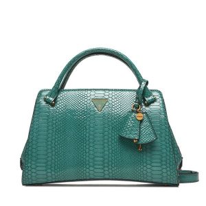 Torebka Guess. Niebieskie torebki klasyczne Guess, z aplikacjami, bez dodatków. Za 439,99 zł.