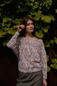 Bluza w zwierzęcy wzór beżowa. Brązowe bluzy MOODO, l, bez wzorów, z elastanu, bez kaptura. Za 109,99 zł.