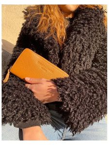 Christian Laurier Skórzany portfel "Mony" w kolorze karmelowym - 19,5 x 10,5 cm rozmiar: onesize. Brązowe portfele Christian Laurier, bez wzorów, z materiału. Za 108,99 zł.