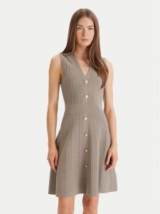 Guess Sukienka codzienna W6GK53 Z0658 Zielony Regular Fit. Zielone sukienki Guess, na co dzień, xl, z aplikacjami, z syntetyku, bez kołnierzyka, bez ramiączek, proste. Za 669,99 zł.