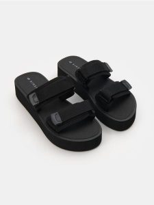 Klapki na platformie z materiałowymi paskami na rzep - czarny. Czarne klapki Sinsay, bez wzorów, z materiału, bez obcasa, na platformie. Za 39,99 zł.