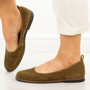 Camelowe skórzane baleriny damskie Filippo Dp7741/26. Brązowe balerinki Filippo, bez wzorów, z jeansu, z okrągłym noskiem, bez obcasa, na płaskiej podeszwie, bez zapięcia. Za 219,00 zł.