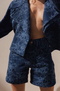 Szorty jeansowe we wzór kwiatowy w kolorze NAVY - TABOO. Niebieskie szorty Marsala, bez wzorów, z bawełny. Za 339,90 zł.