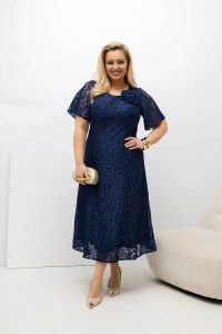 Granatowa sukienka Doris Koronka MIDI rozkloszowana koronkowa na podszewce PLUS SIZE XXL OVERSIZE WIOSNA. Niebieskie sukienki Moda Size Plus Iwanek, na imprezę, na wiosnę, l, bez wzorów, z bawełny, eleganckie, bez kołnierzyka, plus size, bez ramiączek, midi, oversize. Za 359,90 zł.