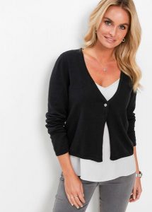 Sweter rozpinany z dzianiny o splocie drobnych oczek. Czarne kardigany bonprix, z dzianiny, bez kołnierzyka. Za 97,99 zł.