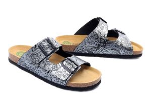 Dr. Brinkmann 700805-92 silber, klapki damskie. Szare klapki Dr. Brinkmann, bez wzorów, ze skóry ekologicznej, bez obcasa. Za 175,90 zł.