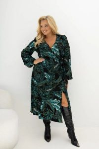 Kopertowa sukienka midi Hello Monica 100% wiskoza Plus Size na wesele czarna w turkusowy wzór paisley Oversize. Czarne sukienki Moda Size Plus Iwanek, do pracy, na jesień, plus size, bez wzorów, z materiału, biznesowe, bez kołnierzyka, plus size, bez ramiączek, midi, dopasowane. Za 349,90 zł.