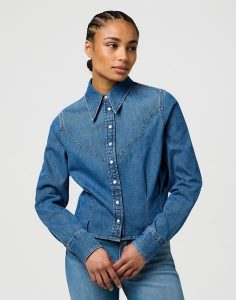 DAMSKA KOSZULA JEANSOWA WRANGLER FEMME PEPLUM SHIRT LIGHT HAND 112370782. Koszule Wrangler, s, bez wzorów, z jeansu, bez kołnierzyka, bez ramiączek. Za 199,99 zł.