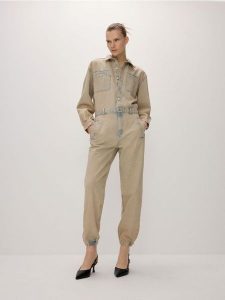Kombinezon z przecieranego denimu - beżowy. Brązowe kombinezony Reserved, l, bez wzorów, z denimu, bez kołnierzyka, bez ramiączek. W wyprzedaży za 129,99 zł.