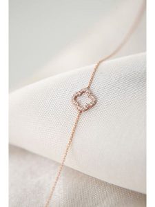 Lodie Silver Srebrna bransoletka z elementem ozdobnym rozmiar: onesize. Szare bransoletki Lodie Silver, z cyrkonią, srebrne. Za 57,06 zł.
