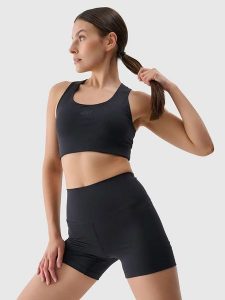 4F Szorty sportowe w kolorze czarnym rozmiar: M. Czarne spodenki sportowe 4f, m, bez wzorów, z materiału, outdoorowe. Za 74,63 zł.