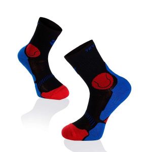 Skarpety tenisowe Fusion w kolorze czarno-czerwono-niebieskim. Czarne skarpetki TRY TO FLY, bez wzorów. W wyprzedaży za 58,09 zł.