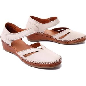 MANITU 910005-81 offwhite, czółenka damskie. Brązowe czółenka Manitu, bez wzorów, ze skóry, bez obcasa, na koturnie, bez zapięcia. Za 173,94 zł.