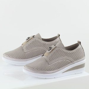 Szare skórzane ażurowe półbuty damskie na koturnie T.Sokolski 198. Szare półbuty Sokolski, na lato, w ażurowe wzory, ze skóry, bez obcasa, na koturnie, bez zapięcia. Za 299,00 zł.