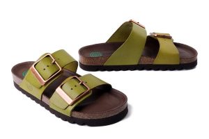DR. BRINKMANN 700686-71 hellgrun, klapki damskie. Zielone klapki Dr. Brinkmann, bez wzorów, ze skóry, bez obcasa. Za 349,90 zł.