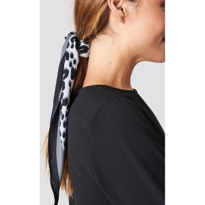 NA-KD Accessories Szalik Leo Print Hair - Grey. Szare szaliki marki NA-KD Accessories, z materiału. Za 52,95 zł.
