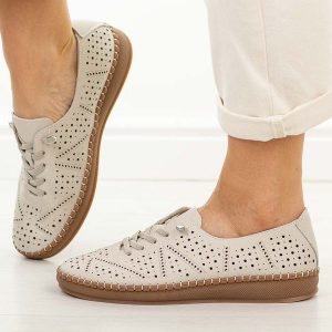 Beżowe ażurowe skórzane półbuty damskie Vinceza 79606. Brązowe półbuty VINCEZA, na jesień, w ażurowe wzory, z jeansu, z okrągłym noskiem, bez obcasa, na płaskiej podeszwie, bez zapięcia. Za 219,00 zł.