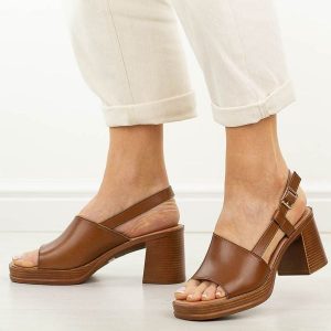 Brązowe sandały damskie na słupku Potocki 54324. Brązowe sandały POTOCKI, bez wzorów, z materiału, bez obcasa, na platformie, bez zapięcia. Za 169,00 zł.